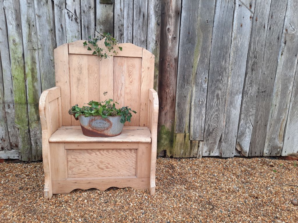 Rustic Pine Settle