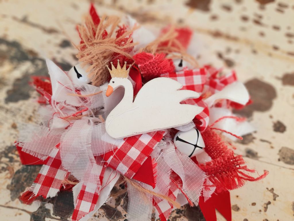 Painted  Wooden Swan Confetti
