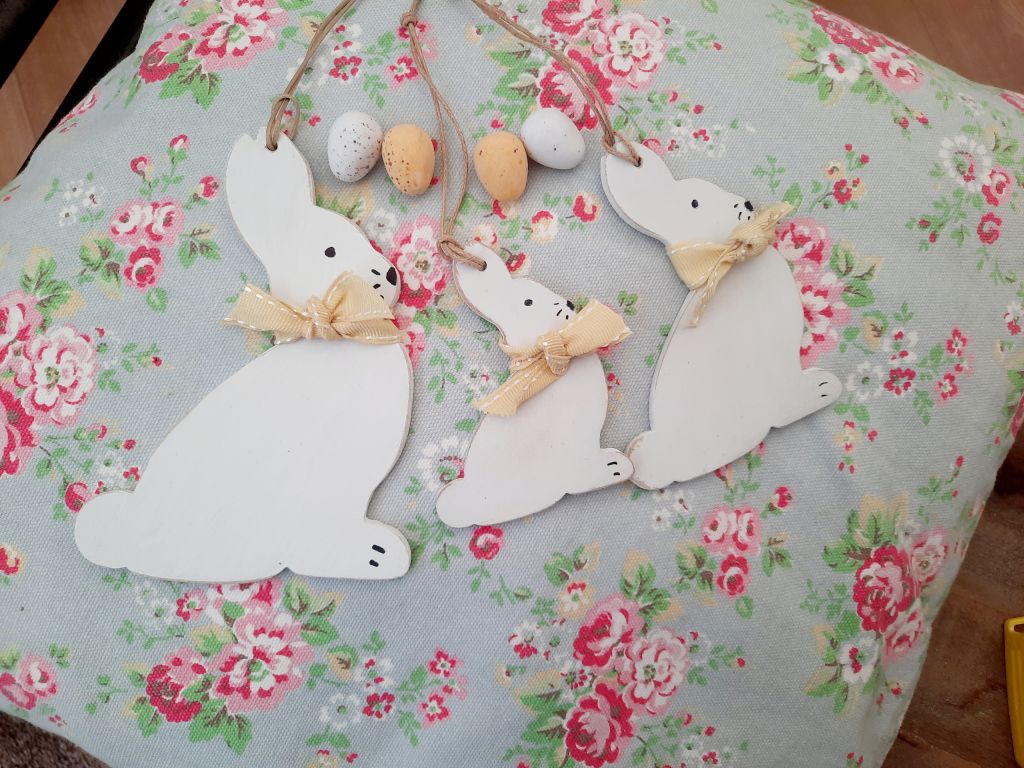 White Wooden Bunny Tail Bundle With Bow