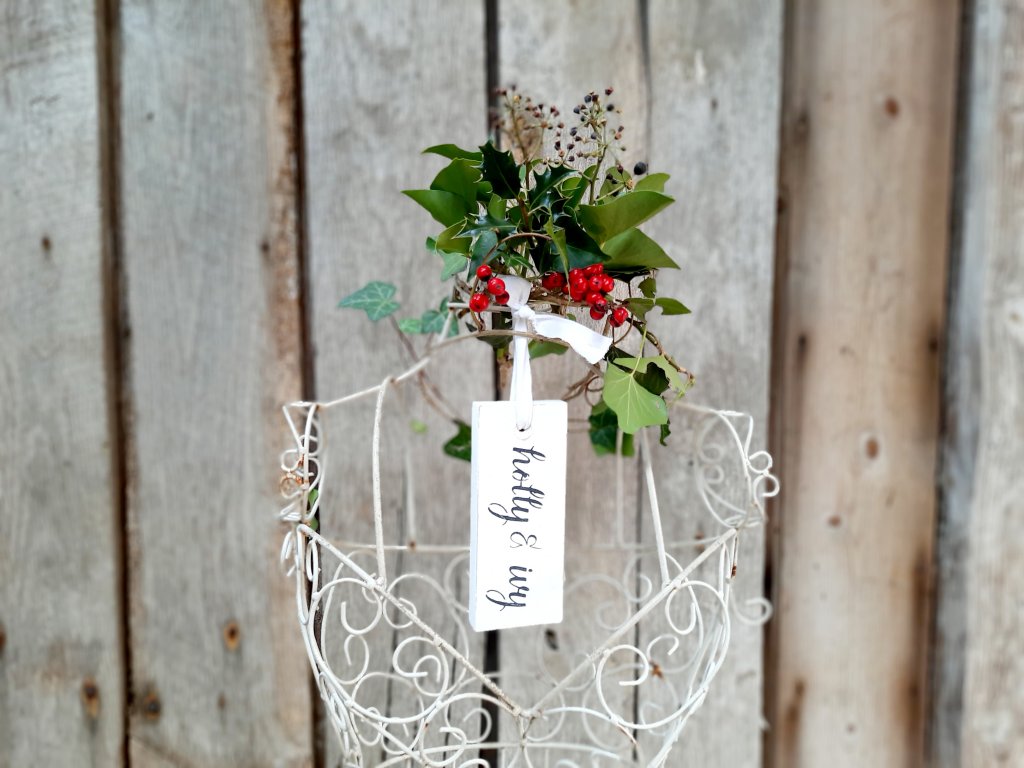Painted Hanging Holly & Ivy Festive Tag